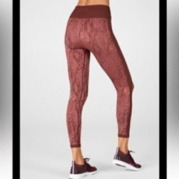New Fabletics Boho High Rise Athletic Ribbed Seamless Snakeskin 7/8 Leggings - Picture 2 of 14